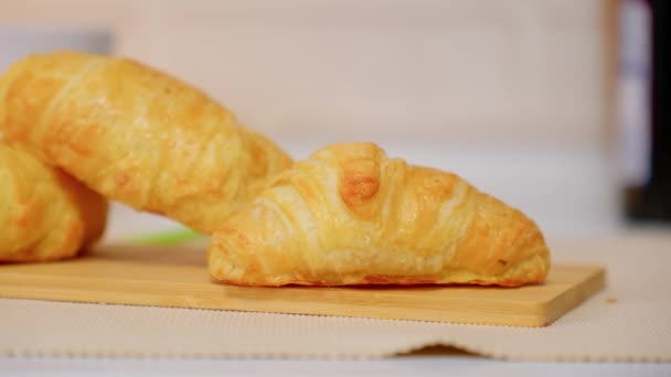 Ember Egy Croissant Vesz Kézen Fogva Asztalon Reggeli — Stock videók