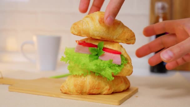 Croissant Met Ham Ricotta Munt Salade Close Heerlijk Ontbijt — Stockvideo