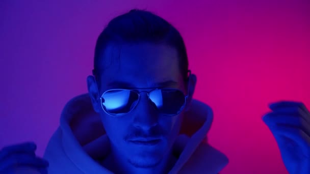Portret Milenijnego Mężczyzny Okularach Neonowy Portret Cyberstylu Hipster Kapturze Skupienie — Wideo stockowe