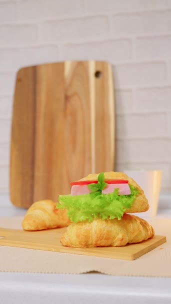 Croissant Sendviče Šunkou Salátem Sýrem Detailní Záběr Selektivní Soustředění Snídaně — Stock video