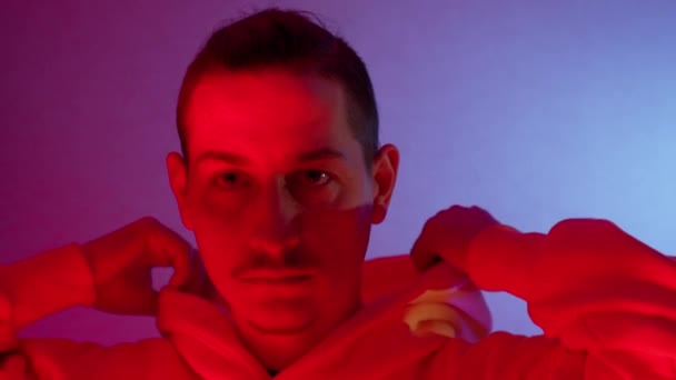 Portretul Unui Milenar Lumină Neon Hipster Într Hanorac Focalizare Selectivă — Videoclip de stoc