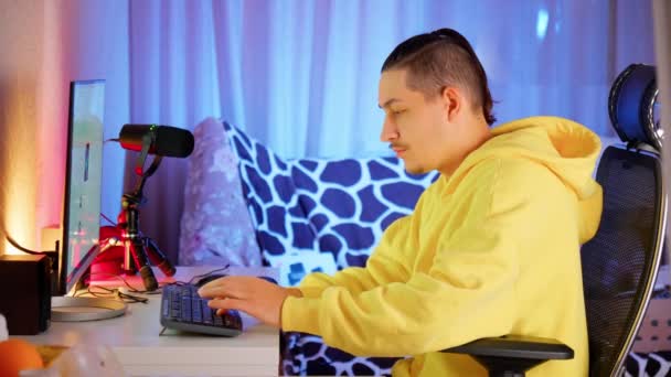 Millennial Uomo Seduto Guardare Uno Schermo Del Computer Guardando Video — Video Stock