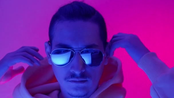 Neon Light Stúdió Közeli Portré Egy Férfi Modell Bajusszal Szakállal — Stock videók