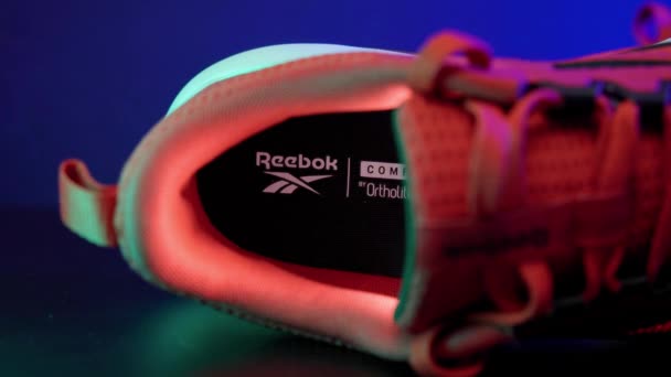Tyumen Russia Agosto 2023 Red Reebok Sneakers Scarpe Ginnastica Con — Video Stock