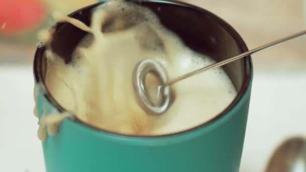 Použití Pěny Mléko Pro Výrobu Aromatického Cappuccino Zavřít Doma — Stock video