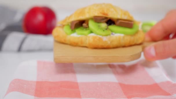 Sladký Croissant Kiwi Ricottou Čokoládový Detail Selektivní Zaměření Výborná Snídaně — Stock video
