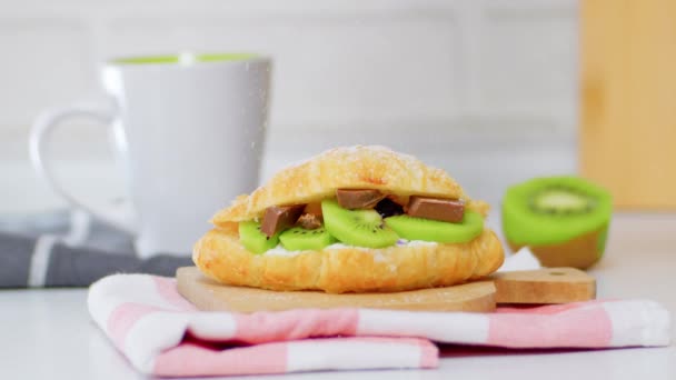 Sladký Croissant Kiwi Ricottou Čokoládový Detail Selektivní Soustředění Výborná Snídaně — Stock video