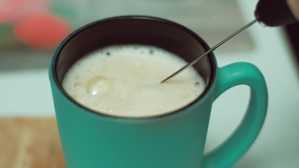 Aproape Lapte Spumant Spumă Electrică Făcând Băuturi Din Lapte Bază — Videoclip de stoc