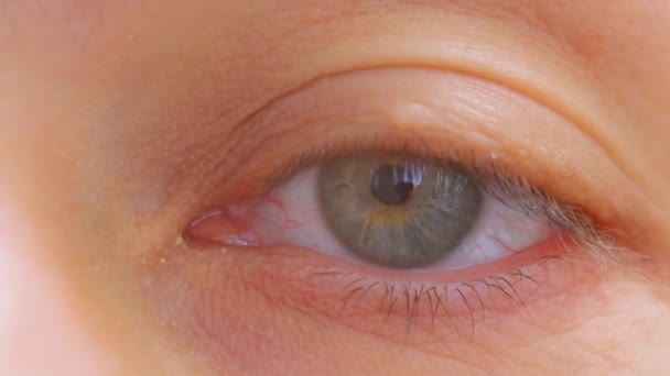 特写镜头射中了人的眼睛 一个蓝绿色眼睛的男人 — 图库视频影像