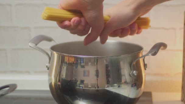Cucinare Gli Spaghetti Una Pentola Con Acqua Bollente Processo Produzione — Video Stock