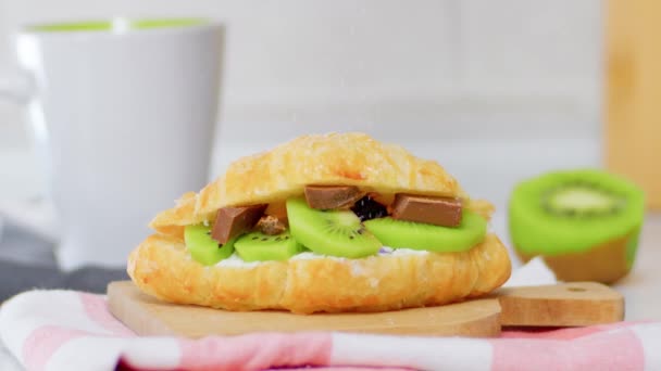 Croissant Ripieno Cagliata Con Ricotta Kiwi Cioccolato Croissant Fatti Casa — Video Stock