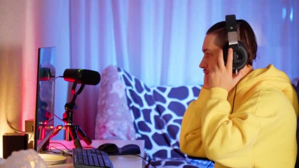 Millennial Man Luistert Naar Muziek Een Personal Computer Luisteren Naar — Stockvideo