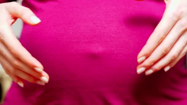 Mãos Mulher Fizeram Coração Estômago Espera Uma Criança Conceito Gravidez — Vídeo de Stock