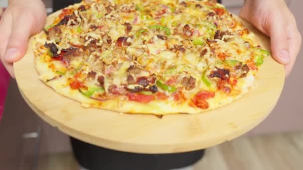 生のセントルイススタイルのピザ 自家製木製の背景 チーズ コショウ ベーコン玉ねぎ — ストック動画