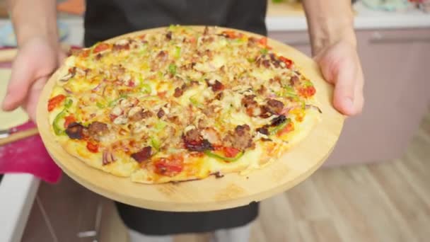 セントルイススタイルピザ ベーコン ソーセージ 玉ねぎ ベルペッパーを充填として 居酒屋カット — ストック動画