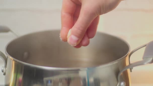 Primer Plano Plano Mano Cocinero Masculino Añadiendo Sal Agua Hirviendo — Vídeos de Stock