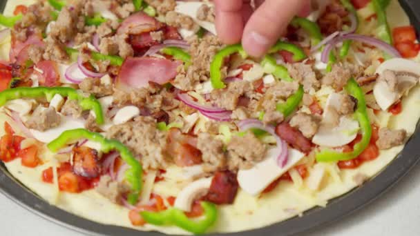 生のセントルイススタイルのピザ 自家製木製の背景 チーズ コショウ ベーコン玉ねぎ — ストック動画