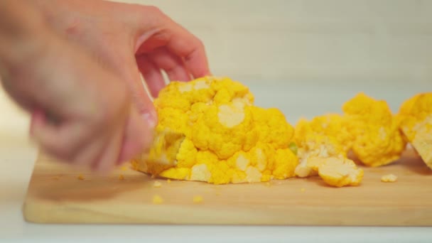 Gotowanie Pomarańczowy Kalafior Kuchni Cięcia Drewnianej Desce Skupienie Selektywne — Wideo stockowe