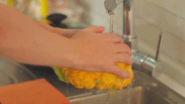 Cocinar Coliflor Naranja Cocina Lava Verduras Enfoque Selectivo — Vídeos de Stock