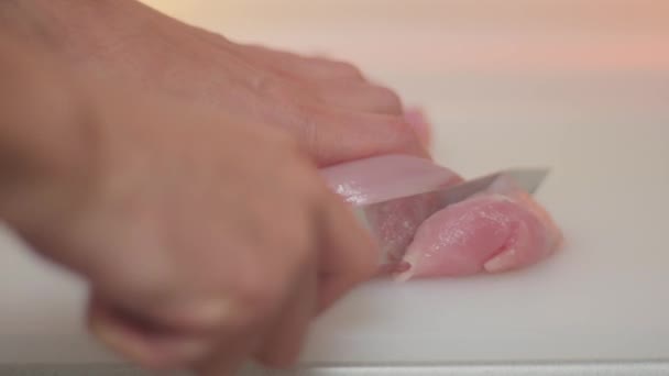 Man Hands Knife Plastry Delikatny Indyk Filet Plastikowej Tablicy Cięcia — Wideo stockowe