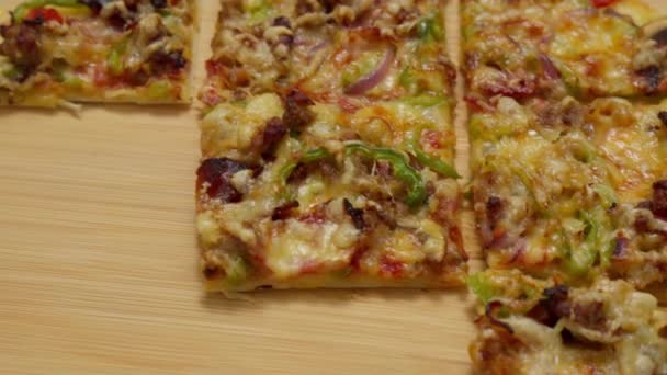 プレート上のセントルイススタイルのピザ 木製の背景に正方形にカット — ストック動画