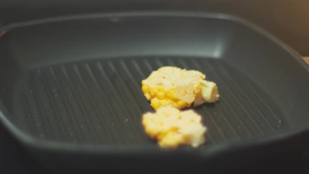 カリフラワーステーキ 野菜肉代替品 選択的なフォーカス — ストック動画