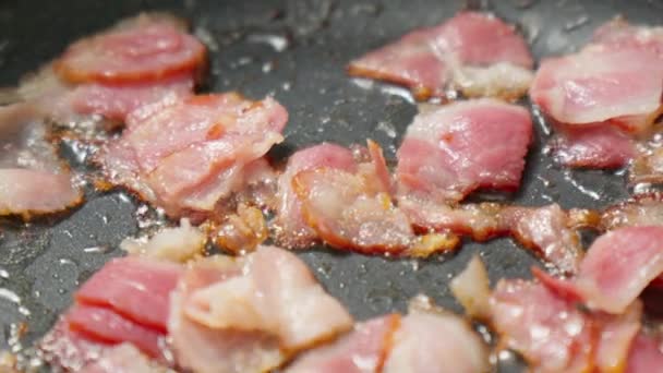 Saboroso Bacon Fatiado Uma Frigideira Close Carne Frita Para Ovos — Vídeo de Stock