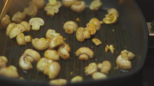 キノコはフライパンで揚げられています 調理されたキノコ 選択的なフォーカス — ストック動画