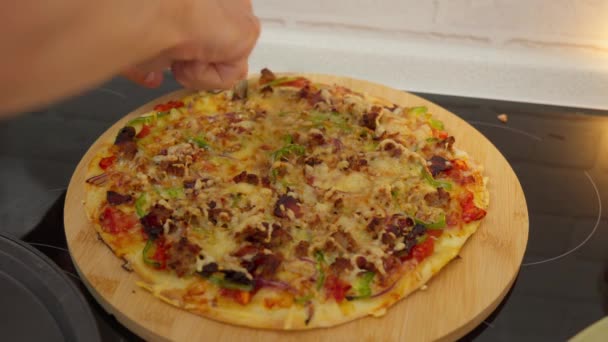 Zelfgemaakte Louis Style Pepperoni Pizza Taverne Gesneden Sluiten — Stockvideo