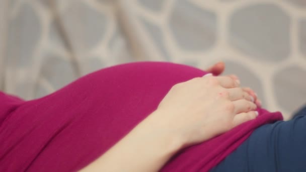 Gravid Kvinna Håller Händerna Magen Tredje Trimestern Graviditet Väntar Ett — Stockvideo
