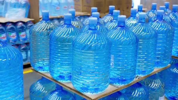 Verkauf Von Sauberem Trinkwasser Einem Verbrauchermarkt Sauberes Wasser Selektiver Fokus — Stockvideo