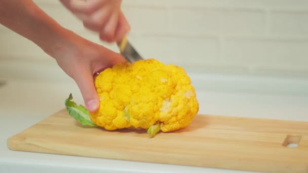 Matlagning Apelsinblomster Köket Klipp Träskiva — Stockvideo