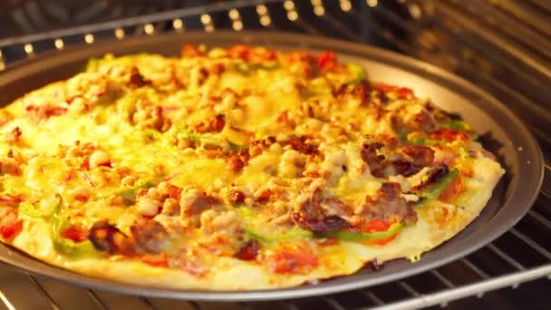 Louis Style Pizza Banyak Bacon Sosis Bawang Merah Dan Paprika — Stok Video