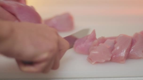 男の手はナイフで生の七面鳥の胸のスライスを切った キッチンで料理する 食べ物の準備 クローズアップ — ストック動画