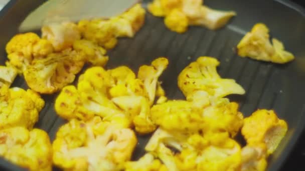 ハーブで焼いたカリフラワーのステーキ 健康的に食べる 選択的なフォーカス — ストック動画