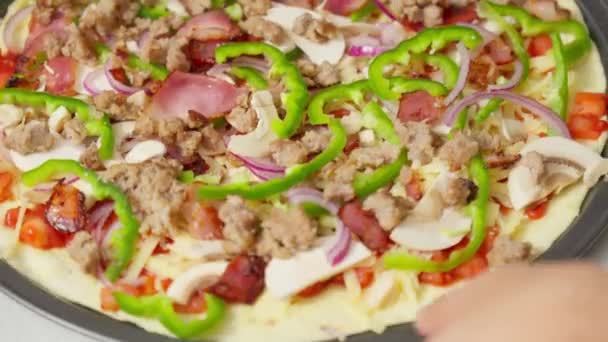 Rohe Pizza Louis Stil Hausgemacht Auf Einem Hölzernen Hintergrund Mit — Stockvideo