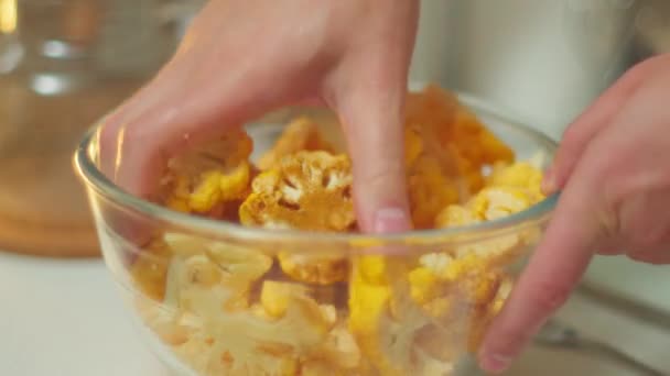 Cucinare Cavolfiore Arancione Cucina Aggiunge Spezie Miscele Focus Selettivo — Video Stock