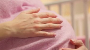 Beklenti ve Bağlantı: Hamile Bir Kadın İçinde Büyüyen Hayatı Kucaklıyor