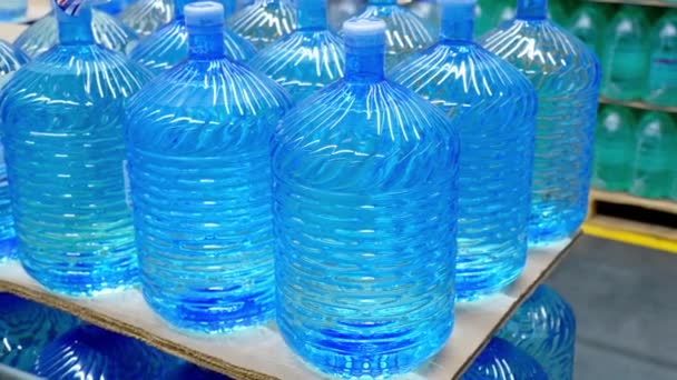 Garrafas Com Água Limpa Pacote Hiper Venda Água Potável Foco — Vídeo de Stock