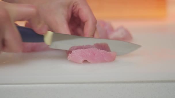 Man Hands Knife Slices Delicate Turkey Fillet Plastic Snijplank Rauw — Stockvideo