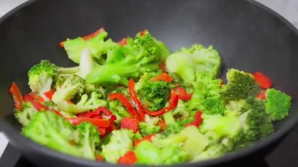 Delicioso Veggie Medley Fuego Lento Estufa Wok Sartén — Vídeo de stock