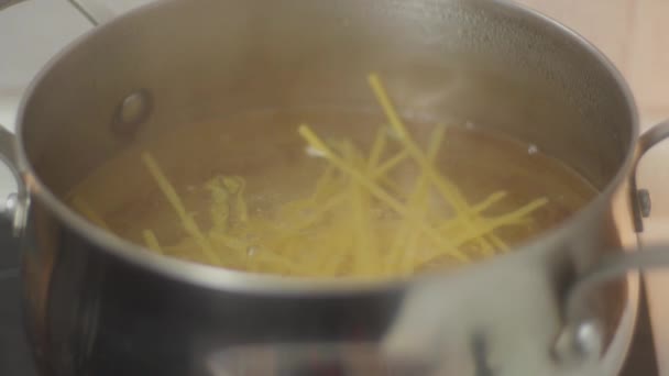 煮熟的意大利面 煮开水 软调焦 无麸质黄玉米糊 — 图库视频影像