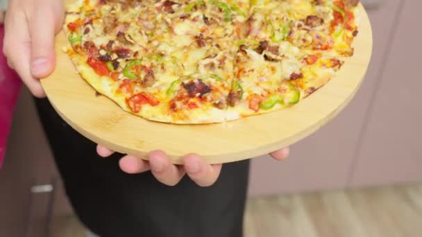 Louis Style Pizza Casero Con Queso Pimiento Tocino Cebolla — Vídeo de stock
