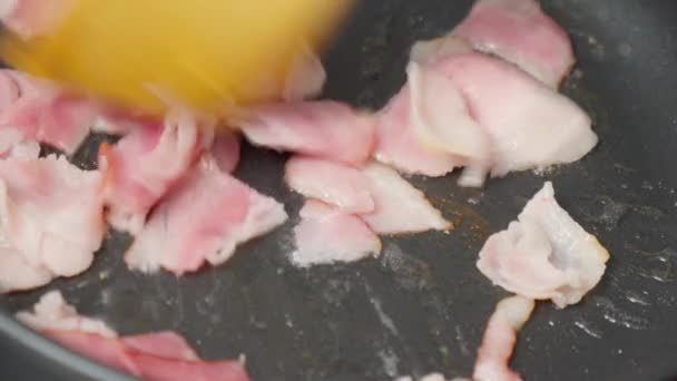 Smaczny Pokrojony Bekon Patelni Zbliżenie Smażone Mięso Jajecznicę Płytka Głębokość — Wideo stockowe