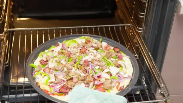 Louis Estilo Pizza Lotes Bacon Salsicha Cebola Pimentão Como Recheio — Vídeo de Stock