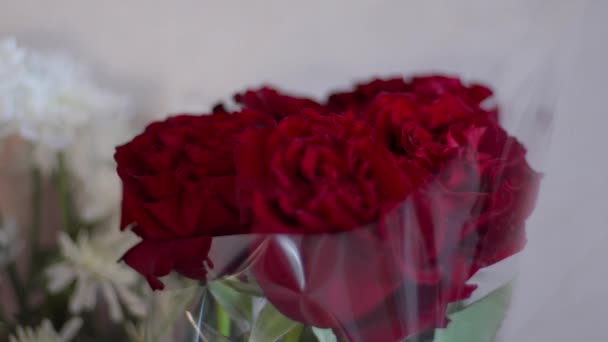 Krásná Kytice Zářivých Rudých Růží Jemné Skleněné Váze — Stock video