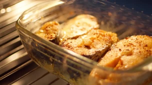 在烤箱里烹调鱼的食物 美味佳肴正精心烹制 — 图库视频影像