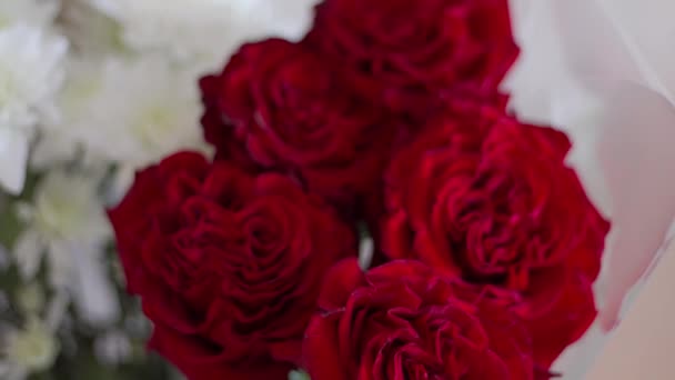 Beautiful Bouquet Vibrant Red Roses Delicate Glass Vase — Stock Video