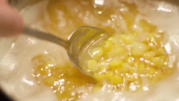 Spoon Stirring Pot Water Preparation Pea Porridge Inglés Enfoque Selectivo — Vídeos de Stock
