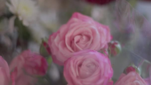 Ένα Μάτσο Ροζ Τριαντάφυλλα Κάθονται Πάνω Ένα Τραπέζι Επιλεκτική Εστίαση — Αρχείο Βίντεο